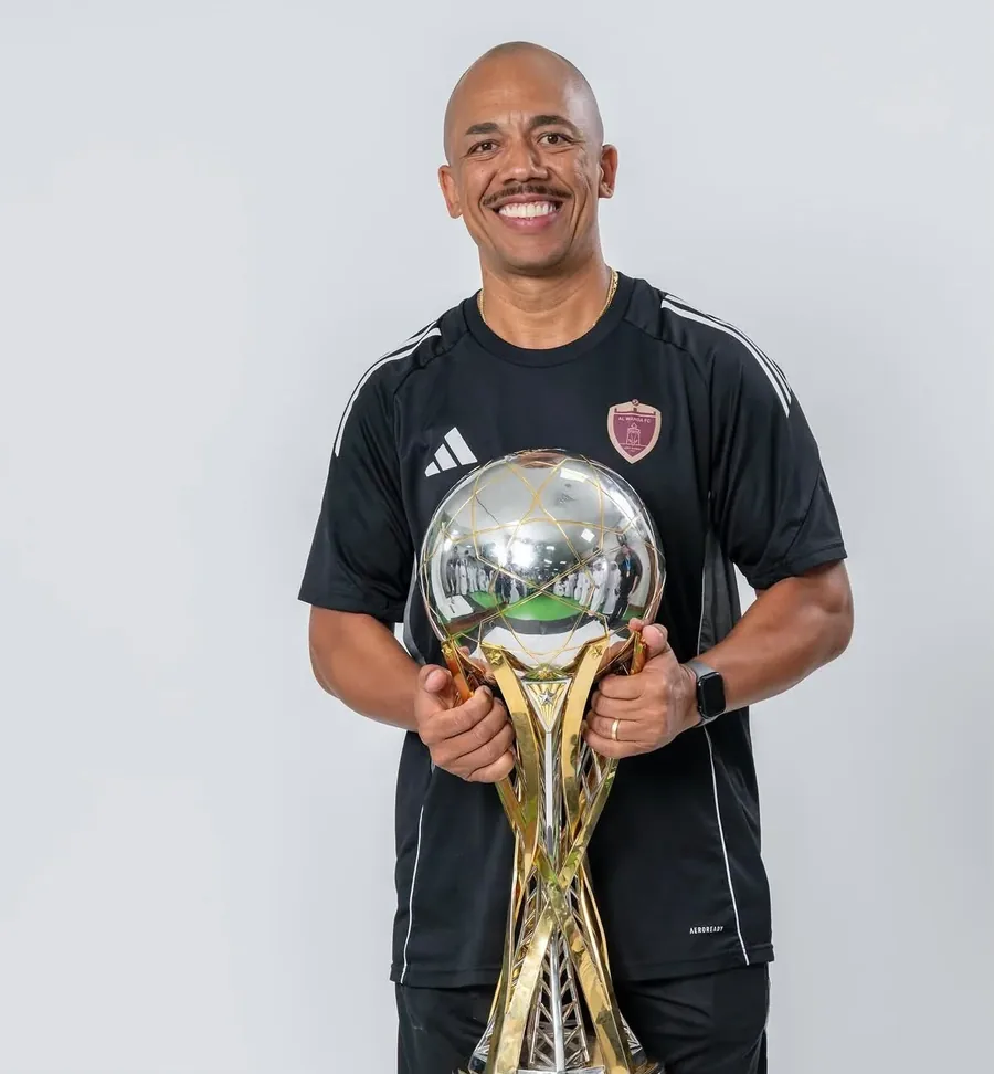 Helder com troféu em registro de sua trajetória profissional