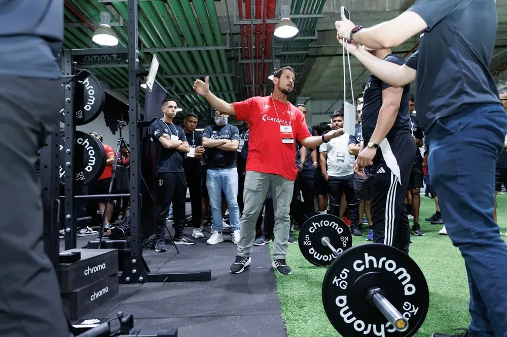 Profissionais em encontro de formação sobre preparação física e performance esportiva